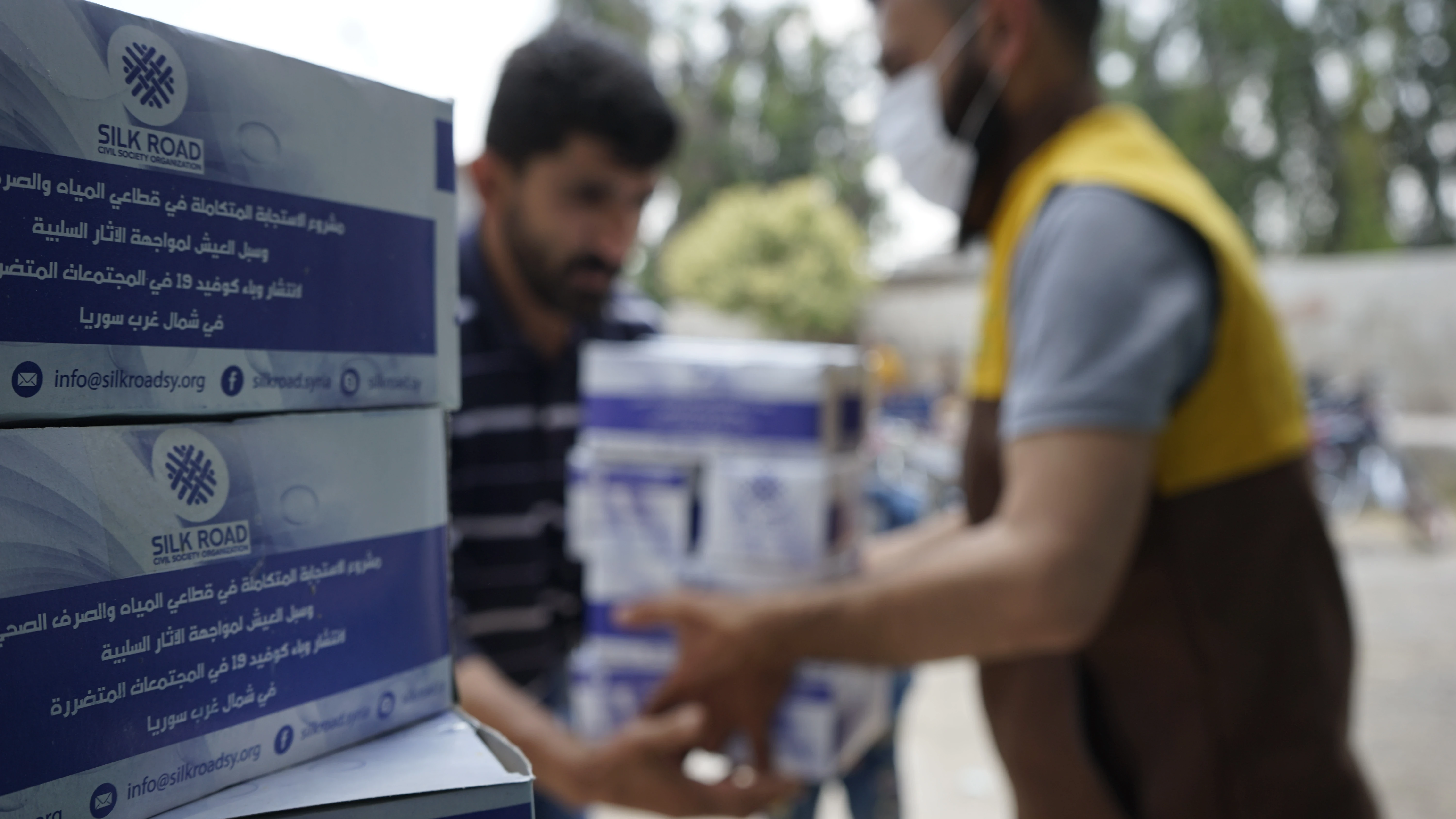 متابعة توزيع مواد النظافة الشخصية والكمامات على السكان