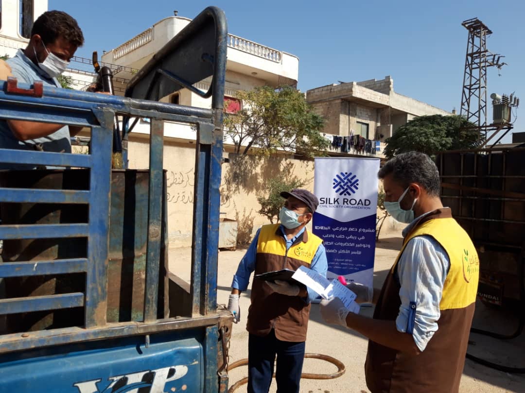 Complementing the stages of the project to support potato farmers in the Aleppo and Idlib countryside, the start of distributing diesel to the beneficiary farmers to operate their irrigation system.