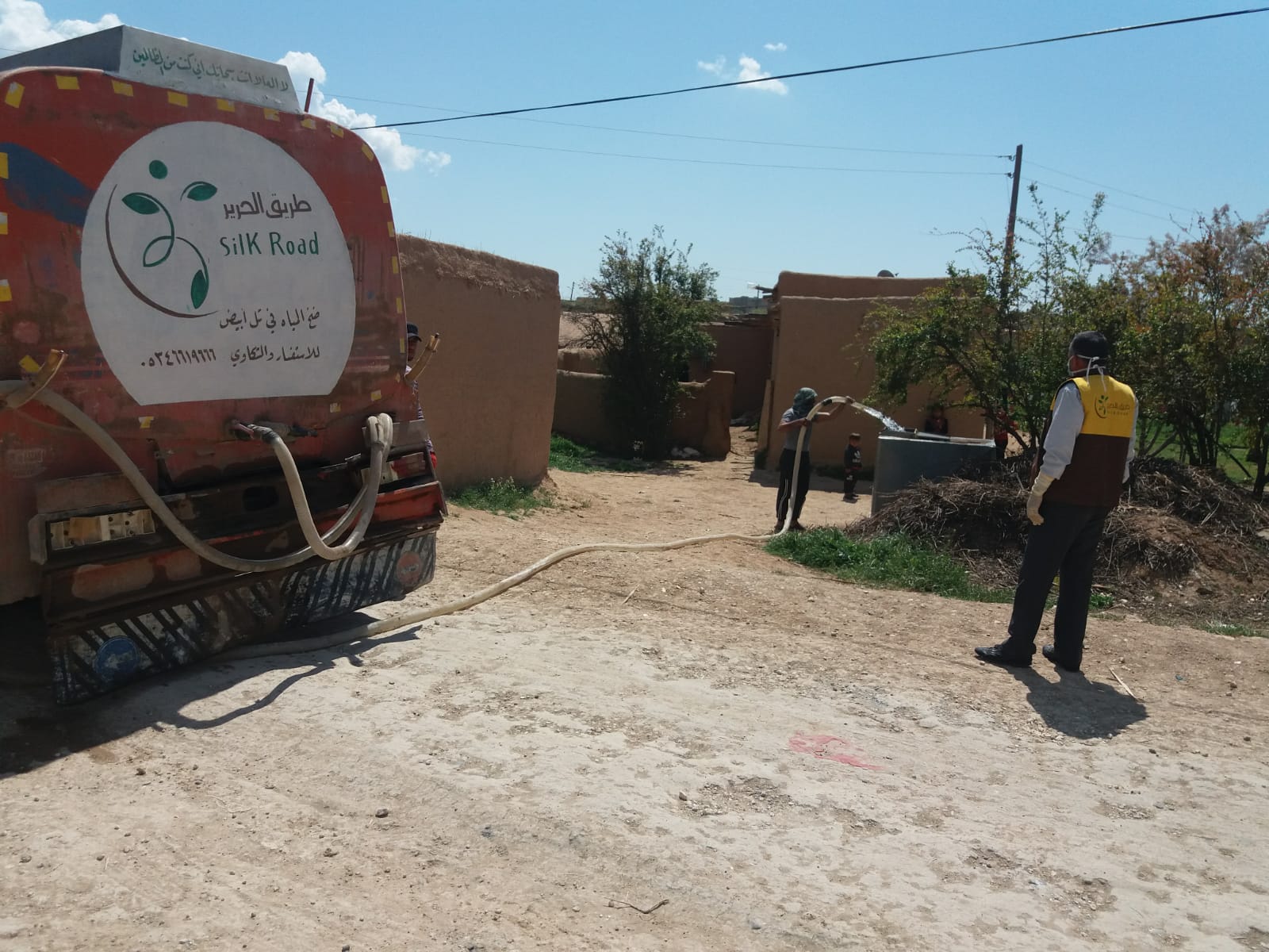 استمرار فريقُنا في العمل بأقصى طاقاته من أجل إيصال المياه النظيفة المعقمة لأهلِنا في منطقة تل أبيض .