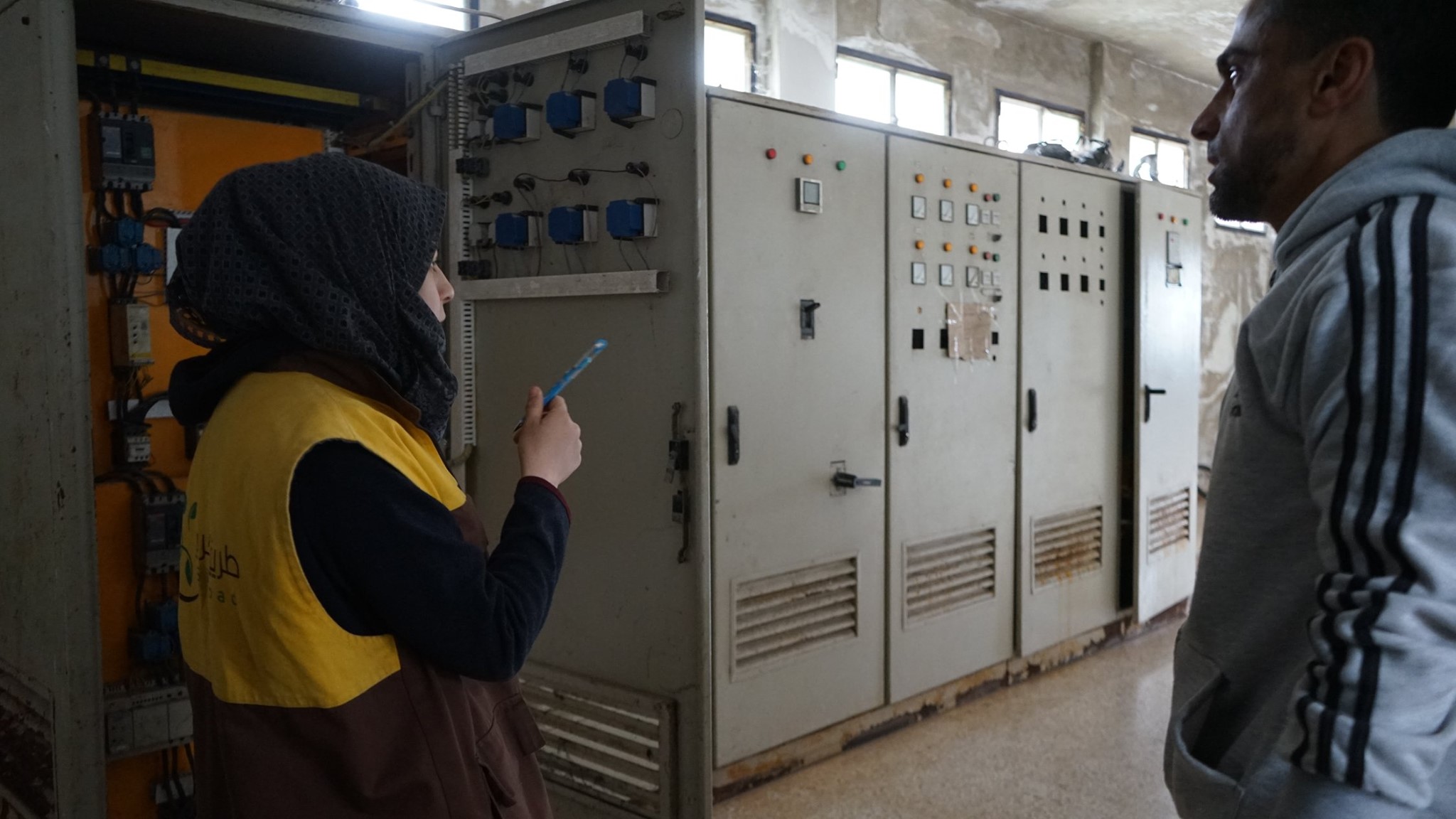 بمتابعة أعمال الصيانة وإعادة تأهيل المحطات والشبكات في منطقة عين شيب
