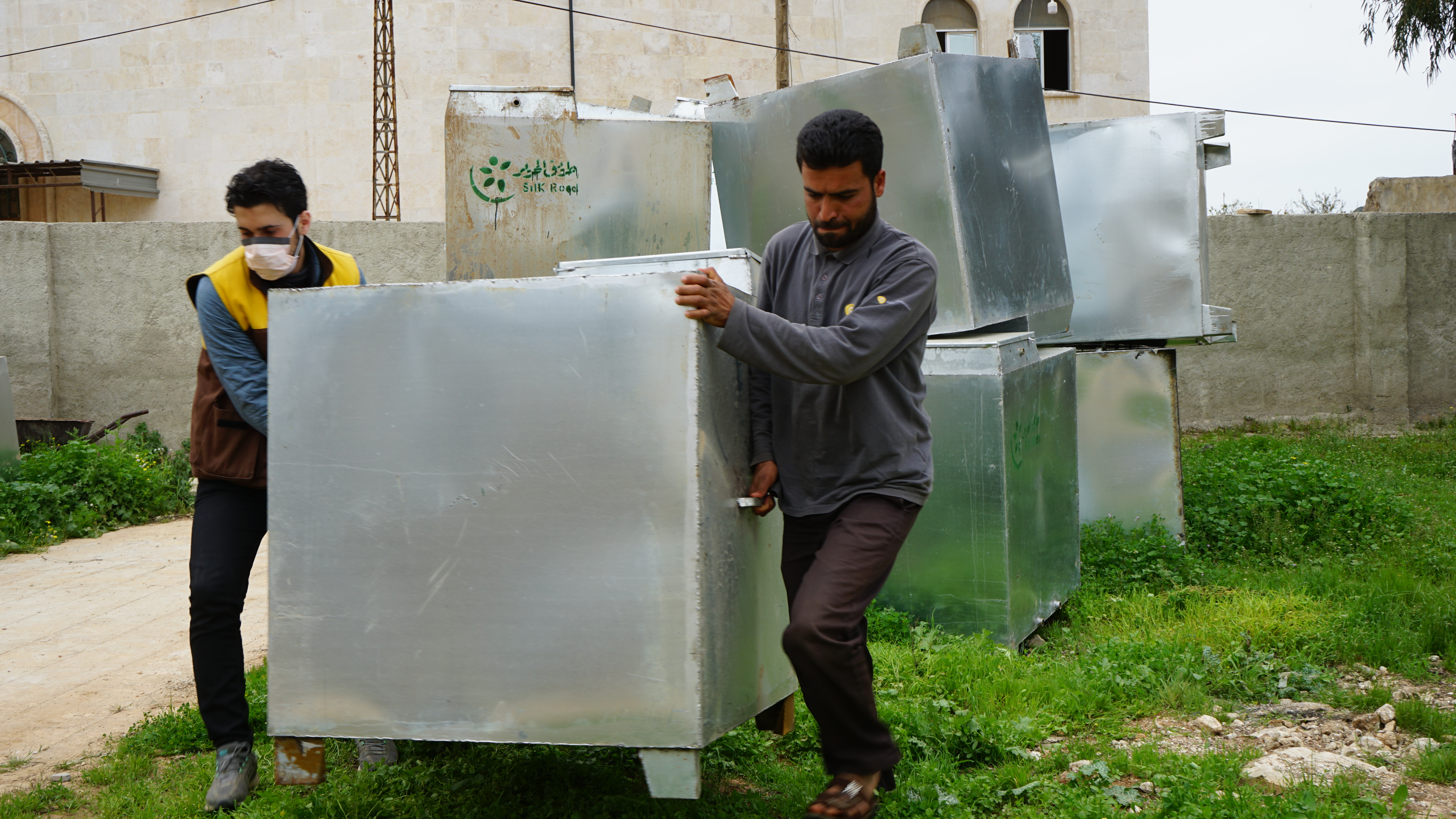 توزيع خزانات المياه لجميع النازحين . في مناطق : ترمانين - زردنة - رام حمدان .