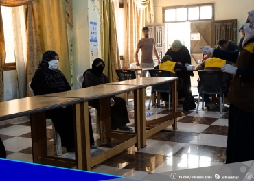 The distribution of personal hygiene materials and protective masks is accompanied by a specialized team conducting health awareness sessions for the beneficiaries, with the aim of spreading correct health information and increasing the awareness of indiv