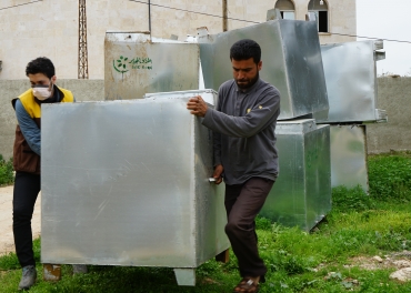 توزيع خزانات المياه لجميع النازحين . في مناطق : ترمانين - زردنة - رام حمدان .